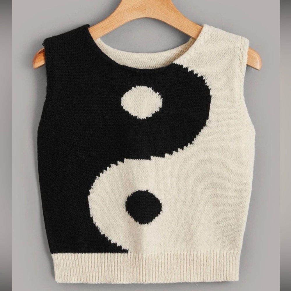 NWT Colorblock Yin Yang black & white sleeveless knit top